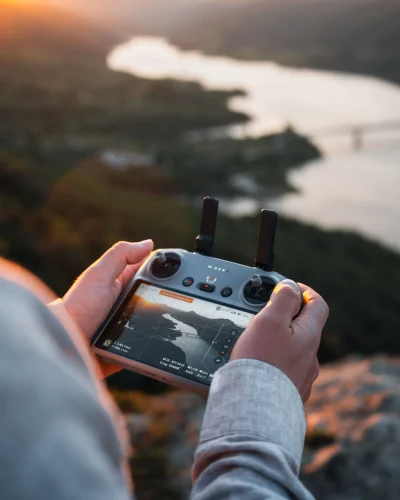 Pilotage d'un drone professionnel pendant une mission.