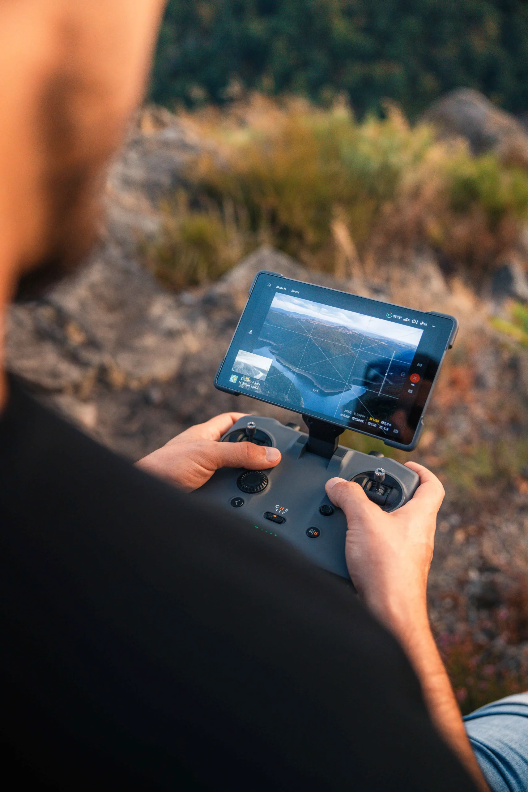 Radiocommande de drone utilisée lors d'une mission professionnelle.