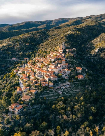 Vue aérienne d'un village des Pyrénées-Orientales réalisée par drone.