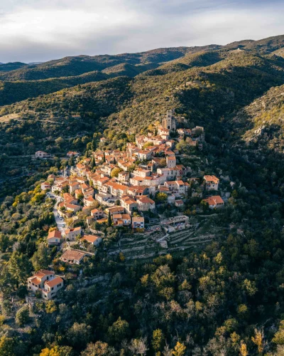Vue aérienne d'un village des Pyrénées-Orientales réalisée par drone.