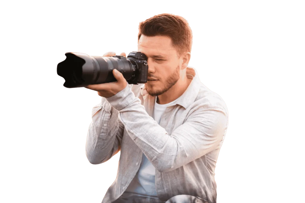 photographe équipé d'un téléobjectif.